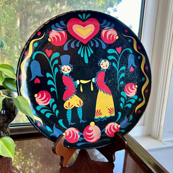 Vintage 1950s Colorful Folk Art Dutch Painted Courting Couple Metal Serving Tray - Picture 1 of 15